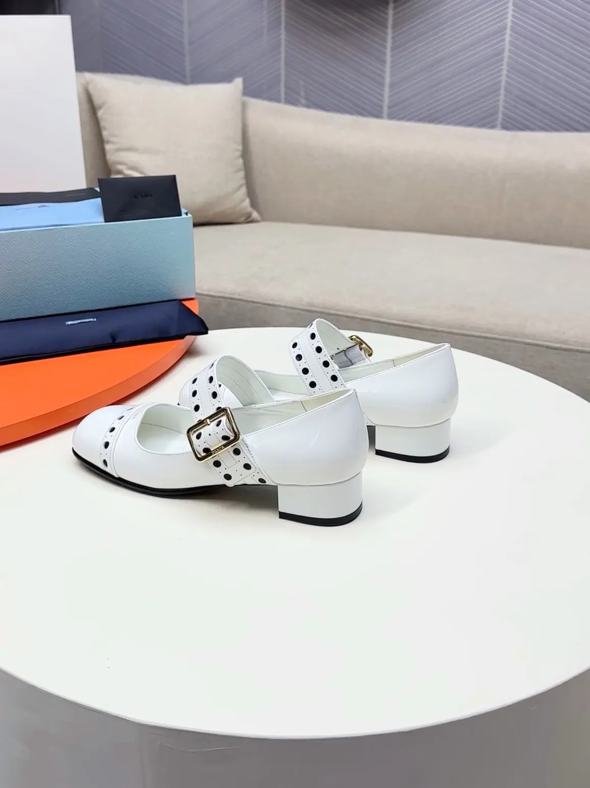 👟👟Ex-factory price 600👟👟🛒…………PRADA 2025 series loafers! At first glance, it looks both classic and versatile! No need to worry about the texture and feel of your feet! 🕳️🕳️🕳️ ____________________✍️ The simple combination is very eye-catching and atmospheric. I sincerely recommend you to buy it! Extremely versatile! Its square toe design is suitable for all kinds of female foot shapes and can be easily controlled. It is comfortable on the foot and does not squeeze the foot. The soul of the whole pair of shoes is the bias-cut design! The craftsmanship of this shoe upper is not easy to make. It seems to be quite simple, but it is much more expensive than making boots and has a high scrapability! ●━━━━━━───── Upper: imported soft cow patent leather ●━━━━━━───── Lining: silk lambskin, fine and firm leather, very soft and breathable ●━━━━━━───── Outsole: Imported Italian genuine leather outsole ➕Forefoot injection molding, high-grade and non-slip ●━━━━━━───── Heel height: 4.5cm ●━━━━━━───── Warm reminder: This shoe is an authentic sole series and you must pay attention to precautions when trying it on. Returns and exchanges are not supported if there are marks on the outsole. You can change the size and style within 15 days. Unconditional returns are not supported. Thank you for your support🙏🙏Happy cooperation.